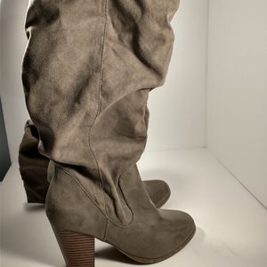 Rampage Knee High Boots Gray Suede Heels Size 6.5 Zip Up